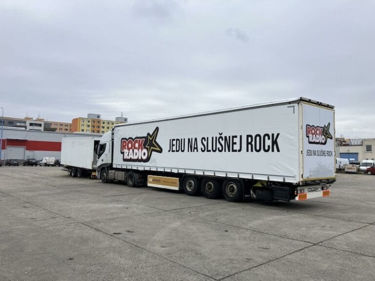 autoplachta na miru rock radio