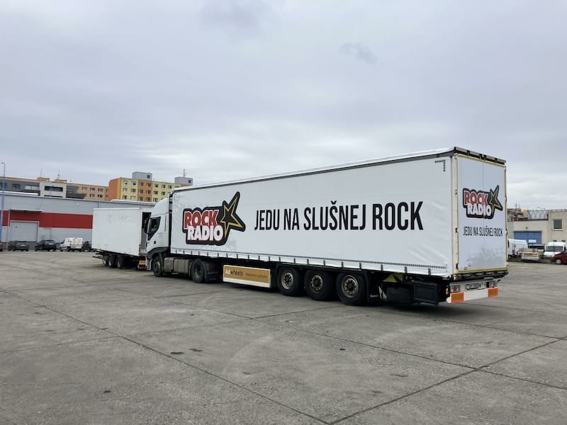 autoplachta na miru rock radio